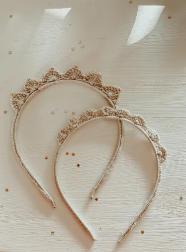 Opaska wykonana na szydełku Valentina The Swan