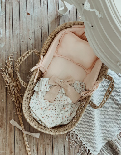 Ręcznie tkany kosz dla lalek z pościelą