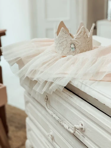 Koronkowa korona wiązana na tasiemkę