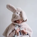 Puchata peleryna BUNNY BEIGE CAPE Mimi &amp; Lula